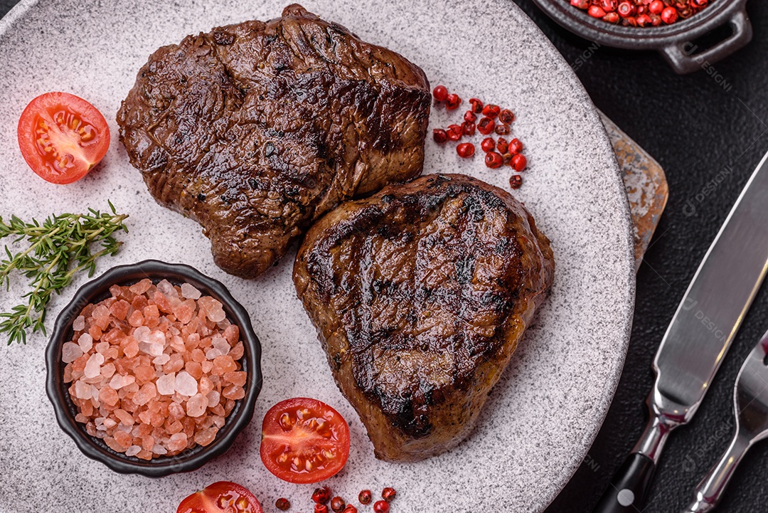 Carnes assada deliciosa em uma mesa