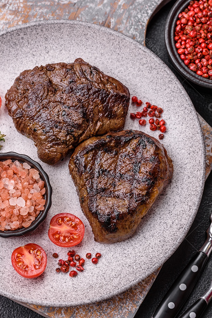 Carnes assada deliciosa em uma mesa