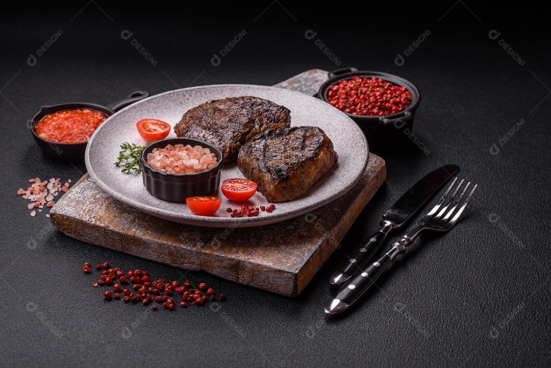 Carnes assada deliciosa em uma mesa