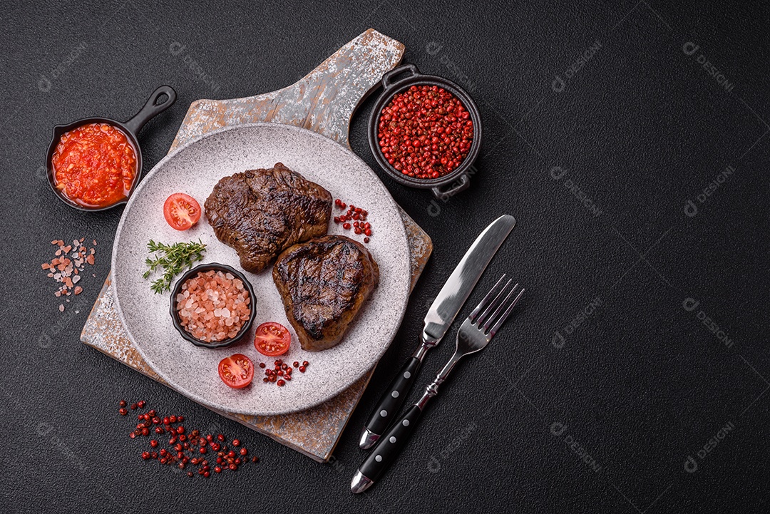 Carnes assada deliciosa em uma mesa