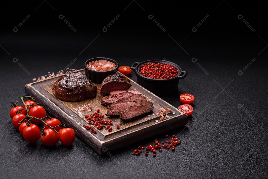 Carnes assada deliciosa em uma mesa