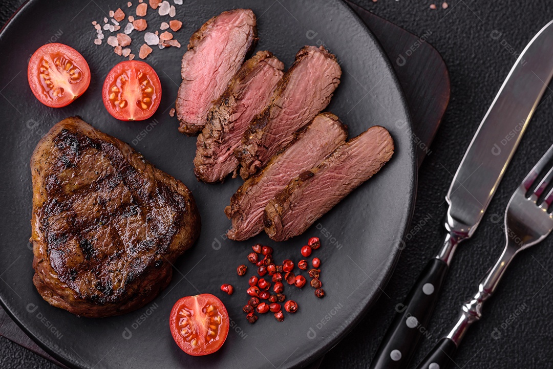 Carne assada em uma mesa concreto