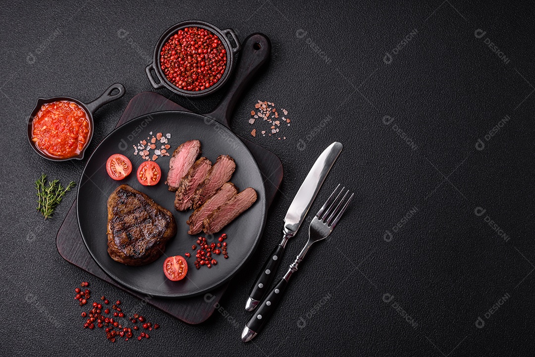 Carne assada em uma mesa concreto