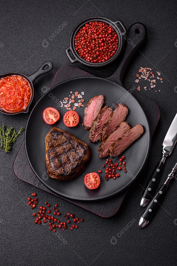 Carne assada em uma mesa concreto