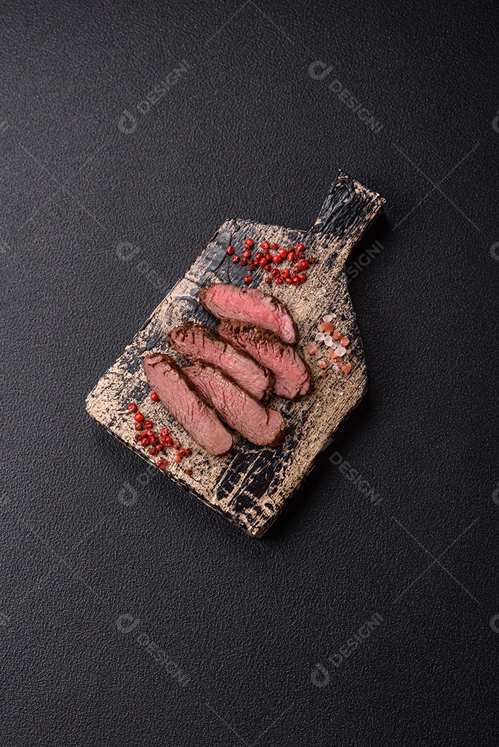 Carne assada em uma mesa concreto