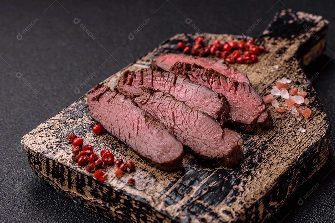 Carne assada em uma mesa concreto