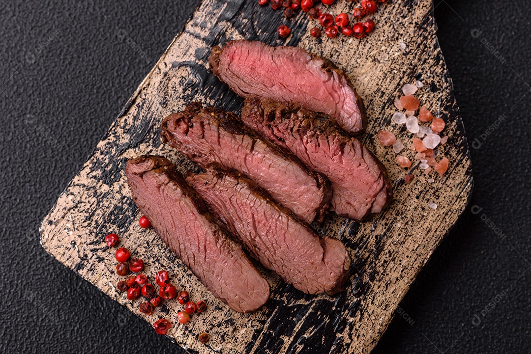 Carne assada em uma mesa concreto