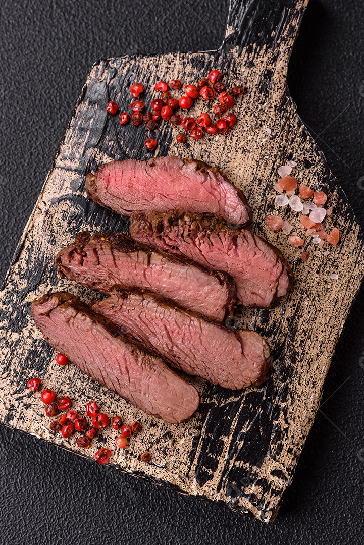 Carne assada em uma mesa concreto