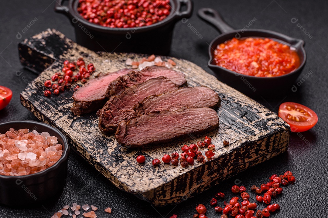 Carne assada em uma mesa concreto
