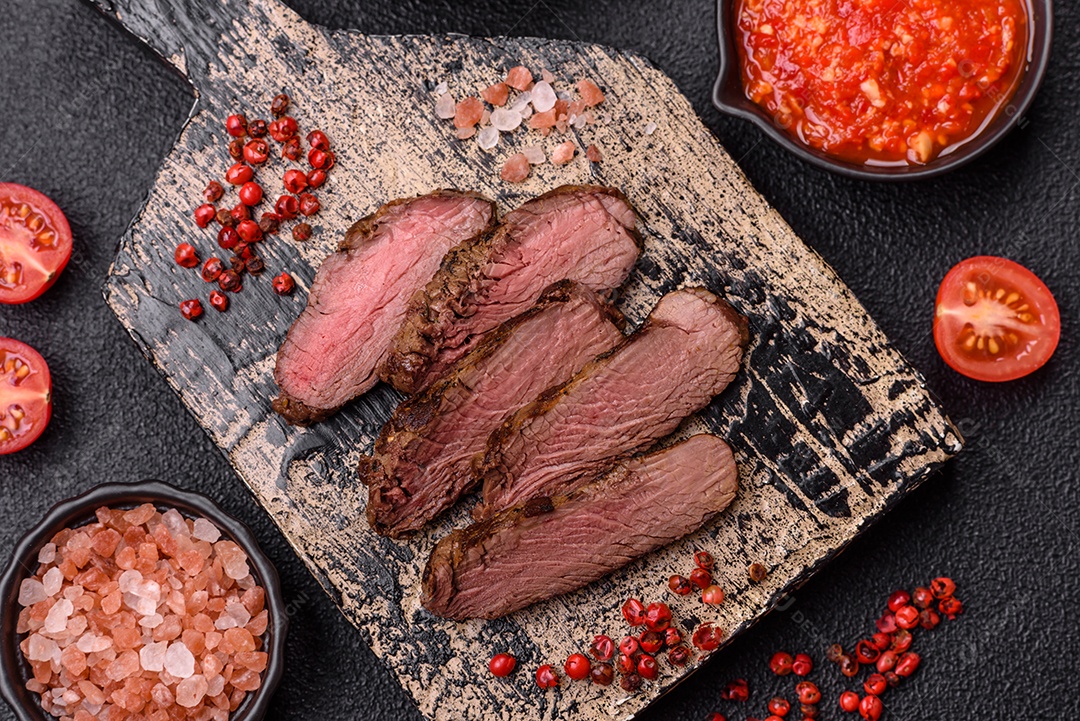 Carne assada em uma mesa concreto