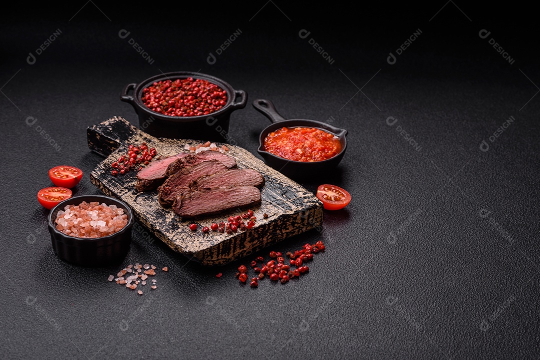 Carne assada em uma mesa concreto