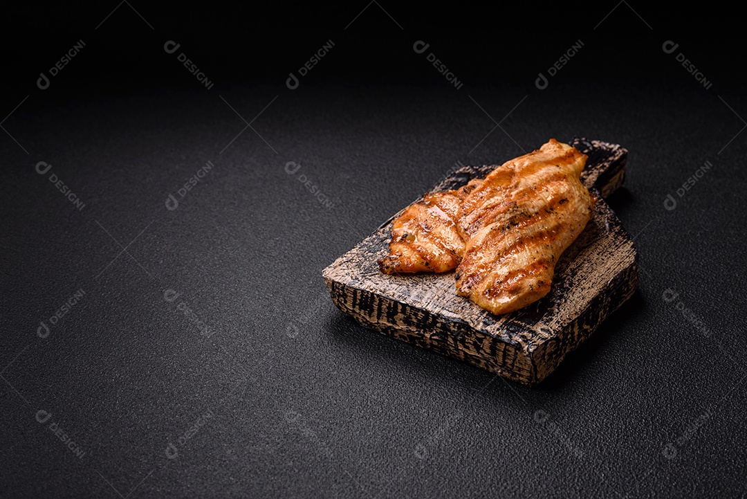 Filé de frango grelhado saboroso em uma mesa concreto