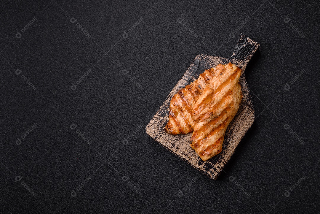 Filé de frango grelhado saboroso em uma mesa concreto