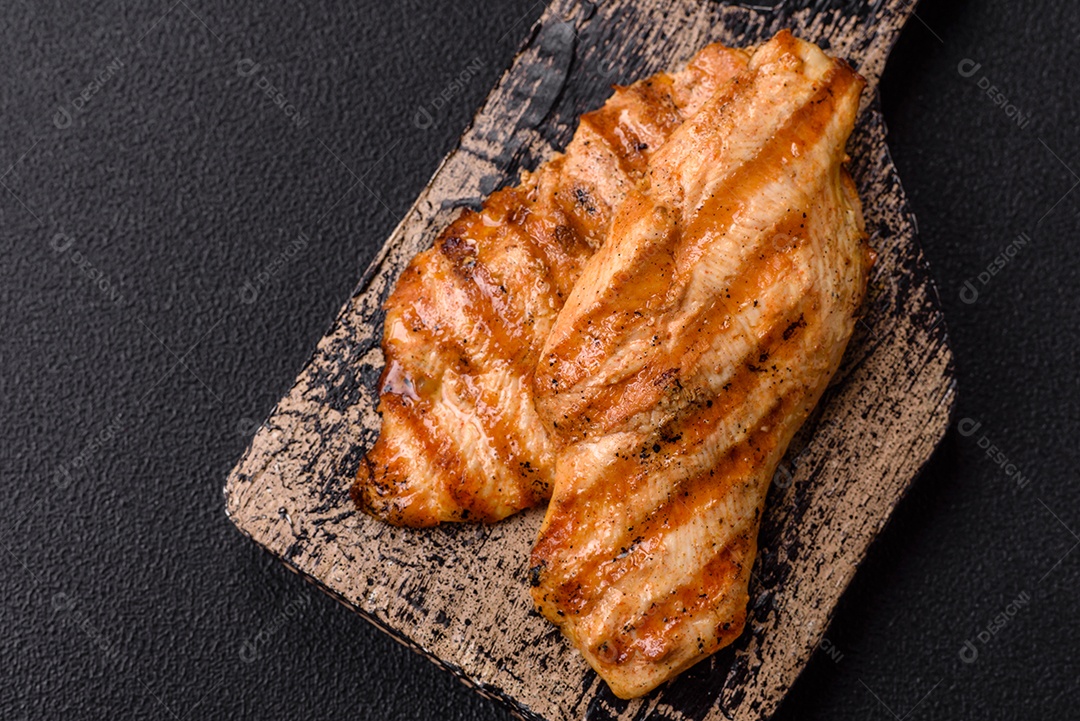 Filé de frango grelhado saboroso em uma mesa concreto