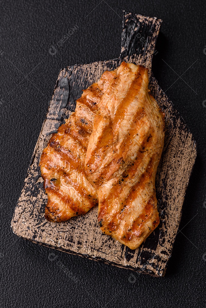 Filé de frango grelhado saboroso em uma mesa concreto