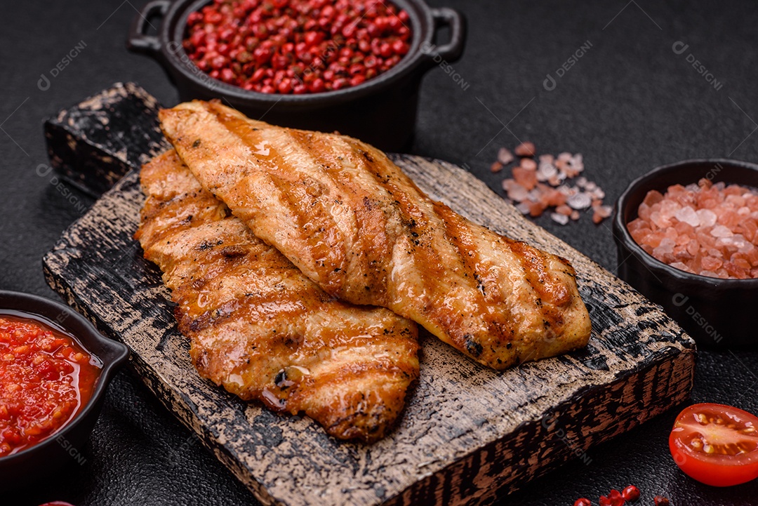 Filé de frango grelhado saboroso em uma mesa concreto