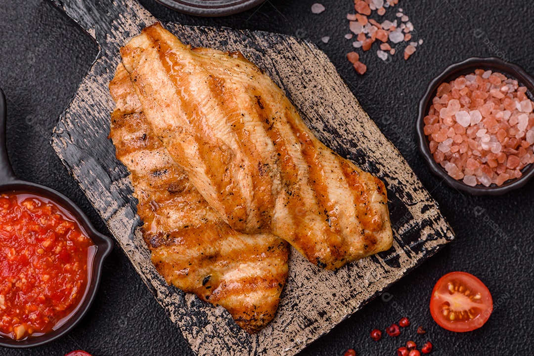 Filé de frango grelhado saboroso em uma mesa concreto