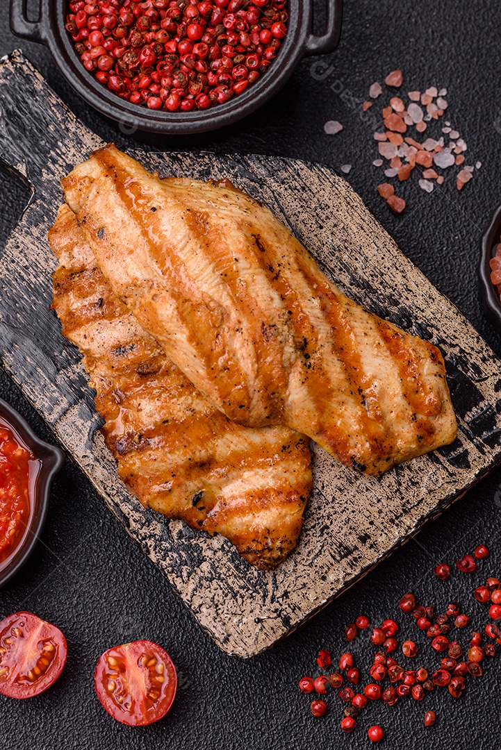 Filé de frango grelhado saboroso em uma mesa concreto