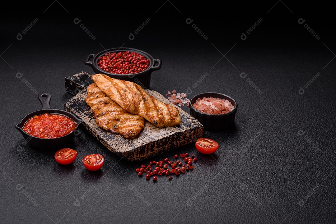 Filé de frango grelhado saboroso em uma mesa concreto