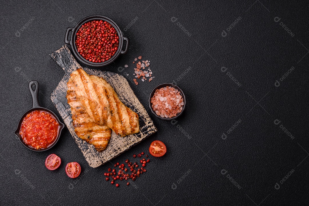 Filé de frango grelhado saboroso em uma mesa concreto