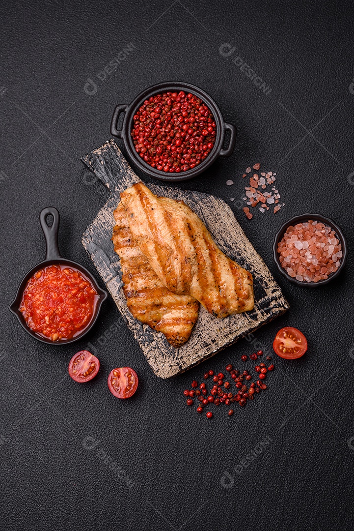 Filé de frango grelhado saboroso em uma mesa concreto