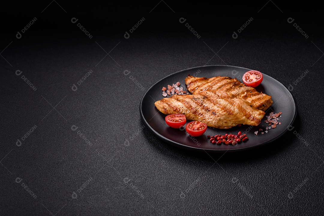 Filé de frango grelhado saboroso em uma mesa concreto