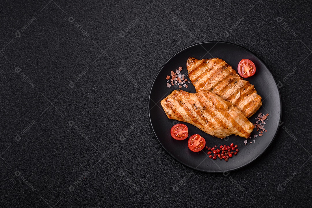 Filé de frango grelhado saboroso em uma mesa concreto