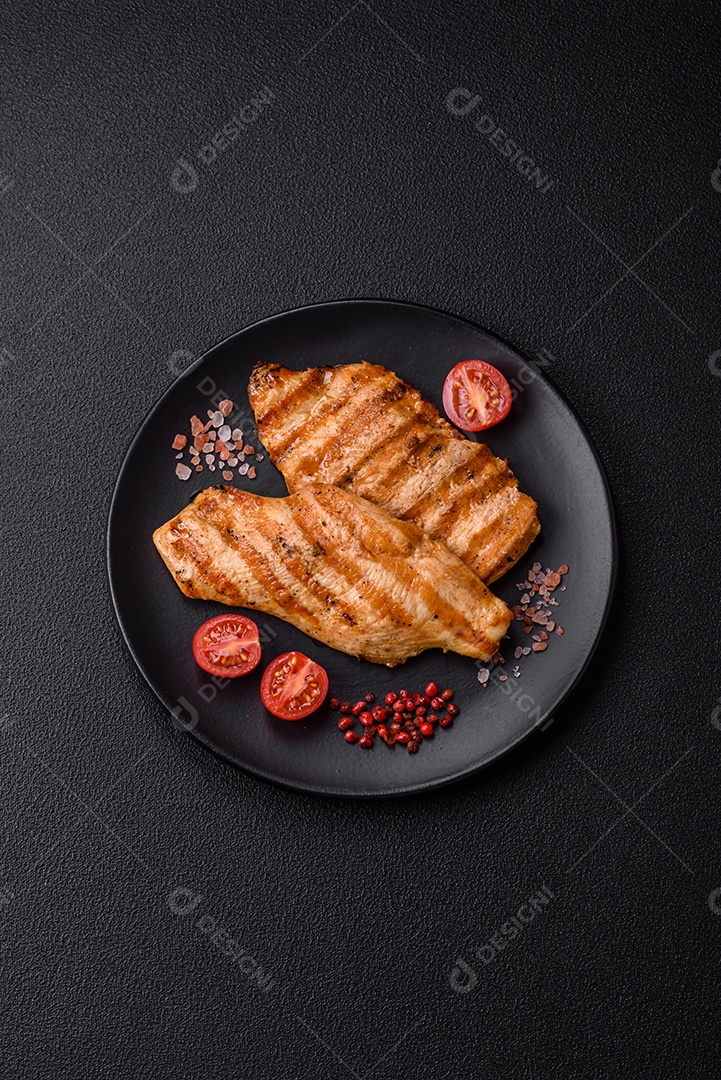 Filé de frango grelhado saboroso em uma mesa concreto