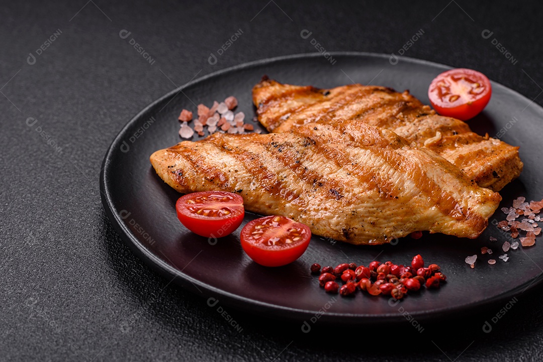 Filé de frango grelhado saboroso em uma mesa concreto
