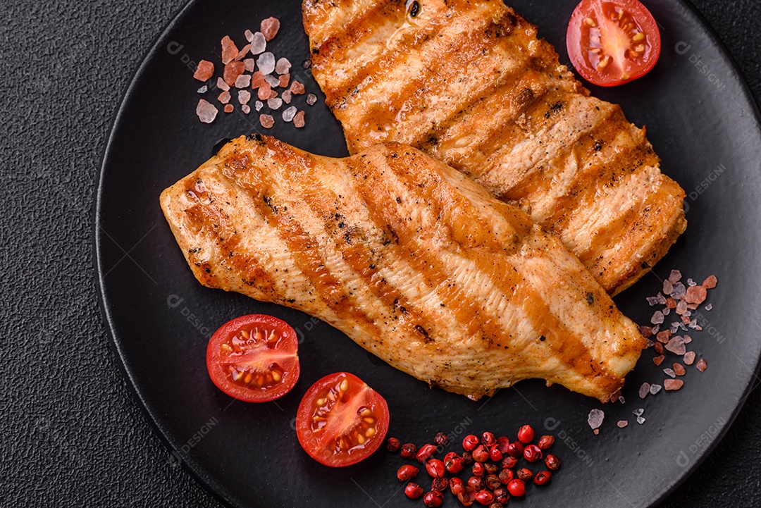 Filé de frango grelhado saboroso em uma mesa concreto