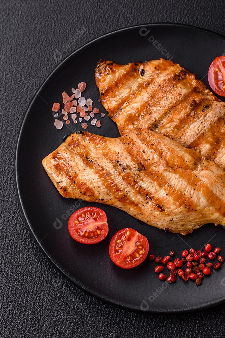 Filé de frango grelhado saboroso em uma mesa concreto
