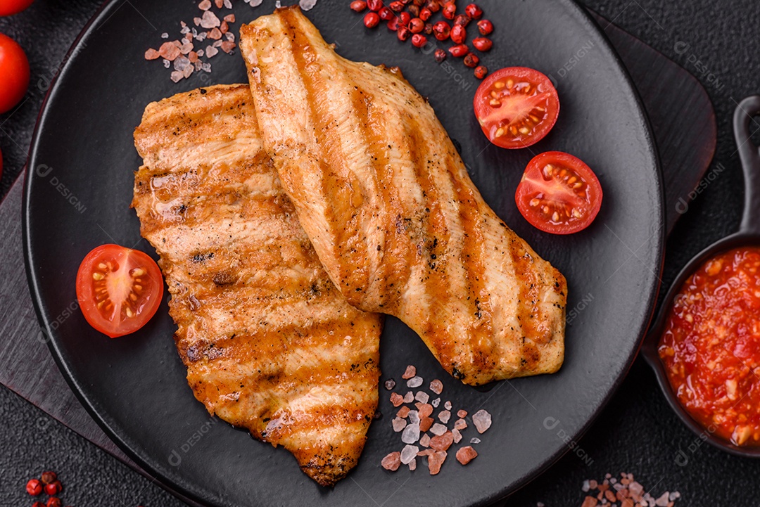 Filé de frango grelhado saboroso em uma mesa concreto