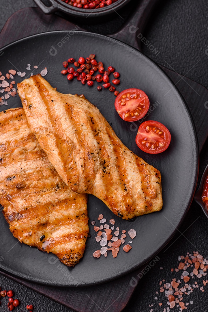 Filé de frango grelhado saboroso em uma mesa concreto