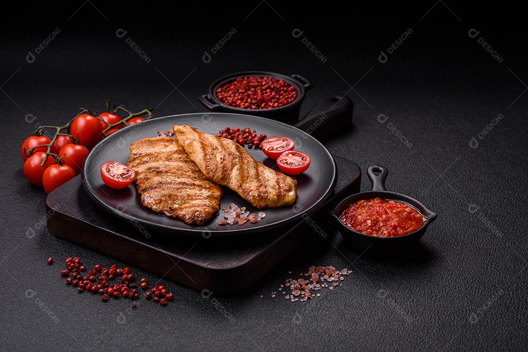 Filé de frango grelhado saboroso em uma mesa concreto