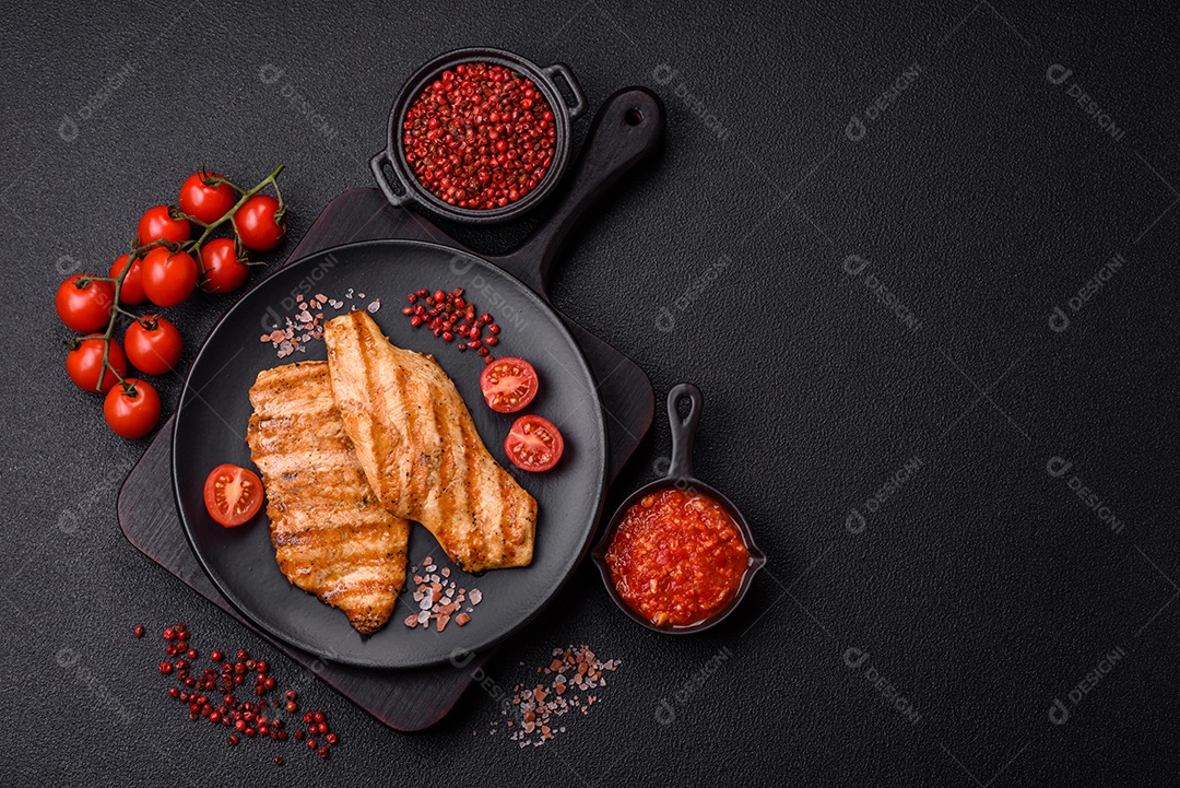 Filé de frango grelhado saboroso em uma mesa concreto