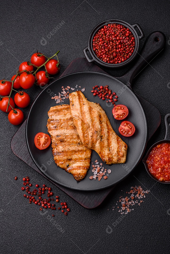 Filé de frango grelhado saboroso em uma mesa concreto