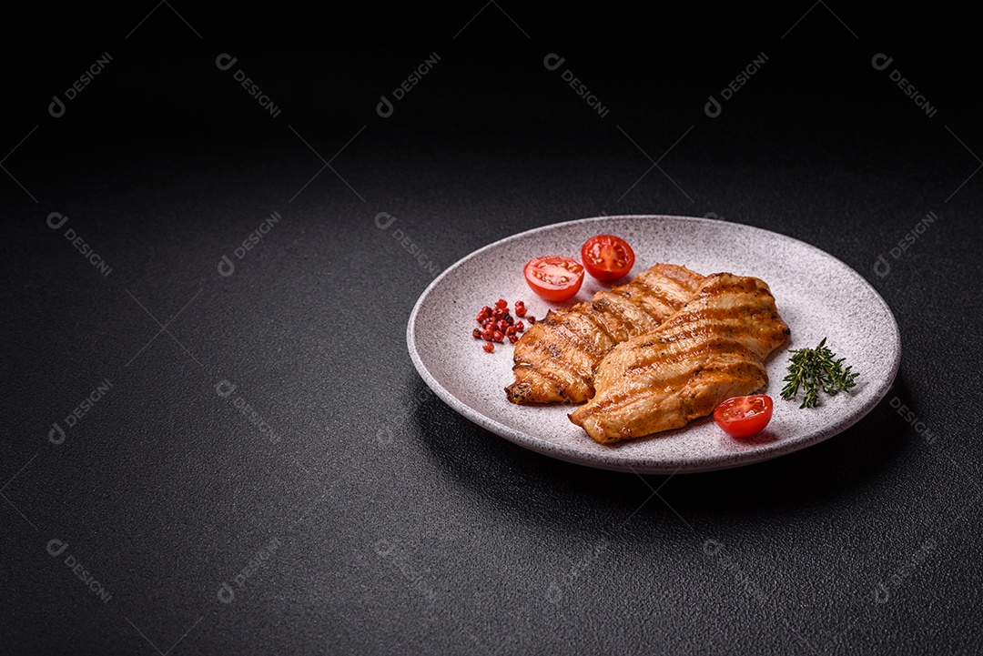 Filé de frango grelhado saboroso em uma mesa concreto
