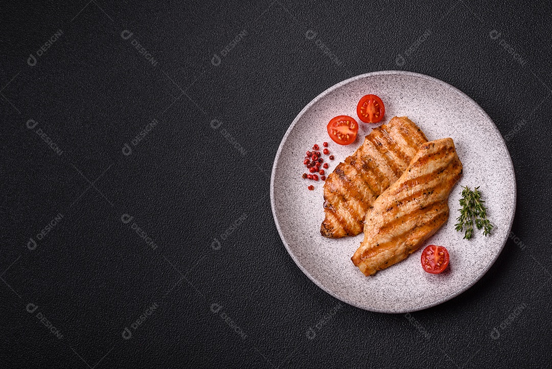 Filé de frango grelhado saboroso em uma mesa concreto