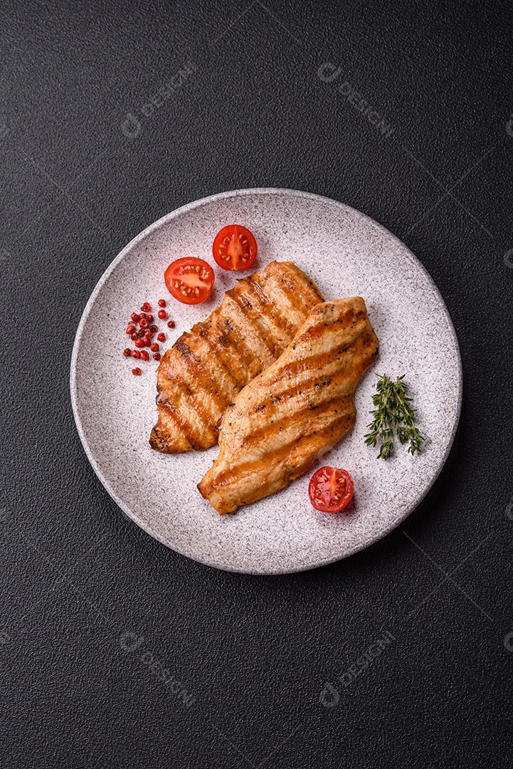 Filé de frango grelhado saboroso em uma mesa concreto
