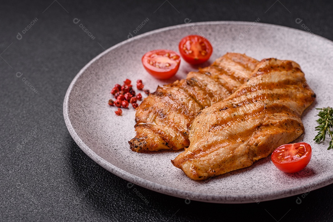 Filé de frango grelhado saboroso em uma mesa concreto