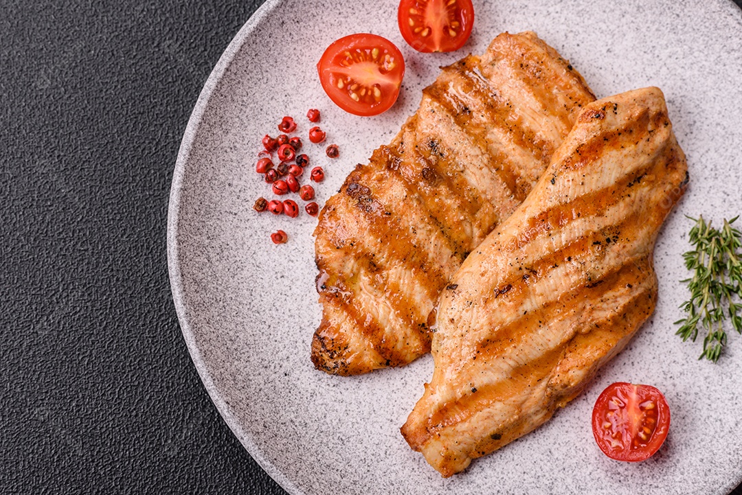 Filé de frango grelhado saboroso em uma mesa concreto