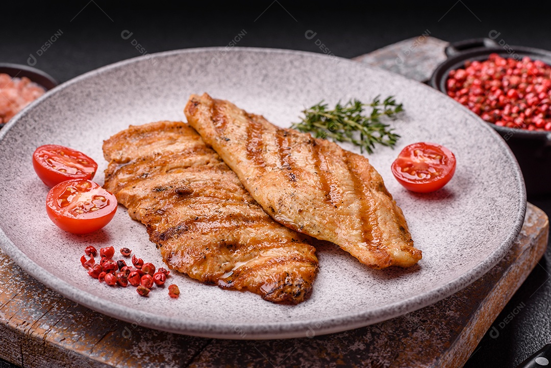 Filé de frango grelhado saboroso em uma mesa concreto