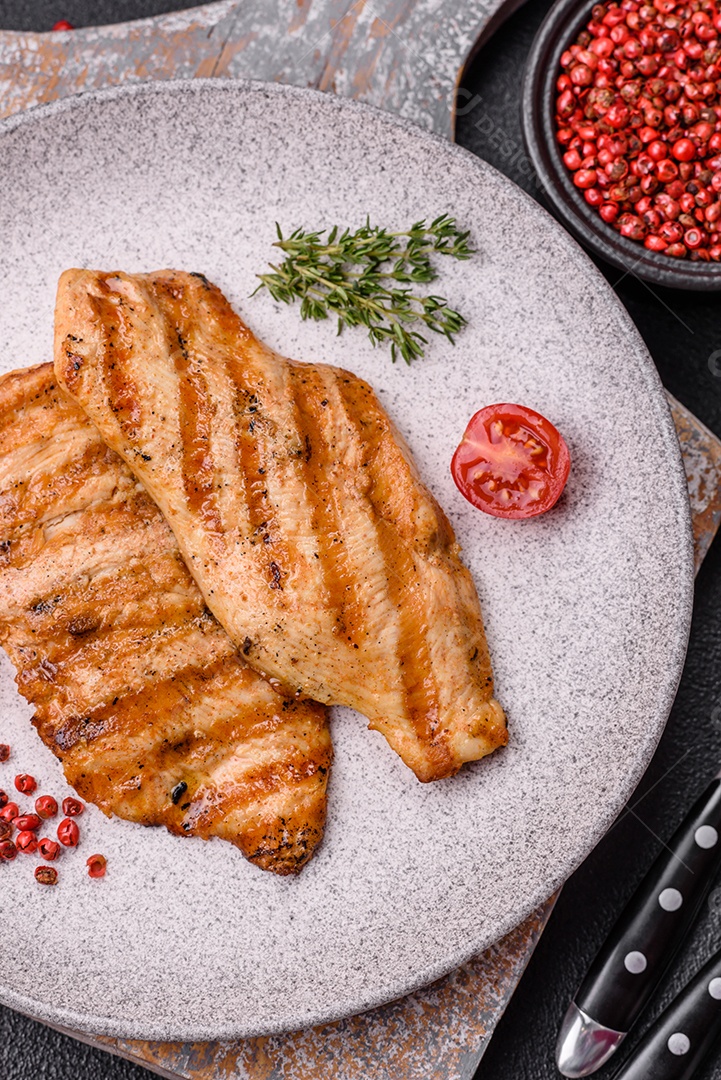 Filé de frango grelhado saboroso em uma mesa concreto