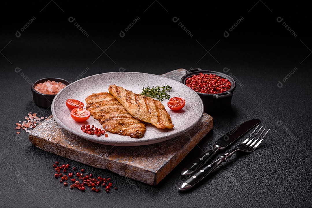 Filé de frango grelhado saboroso em uma mesa concreto