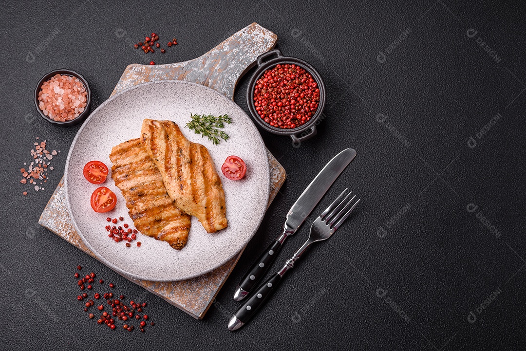 Filé de frango grelhado saboroso em uma mesa concreto