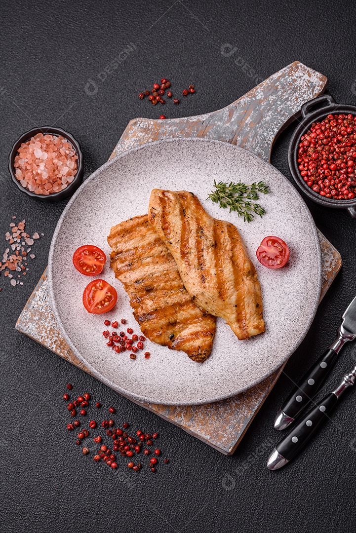 Filé de frango grelhado saboroso em uma mesa concreto
