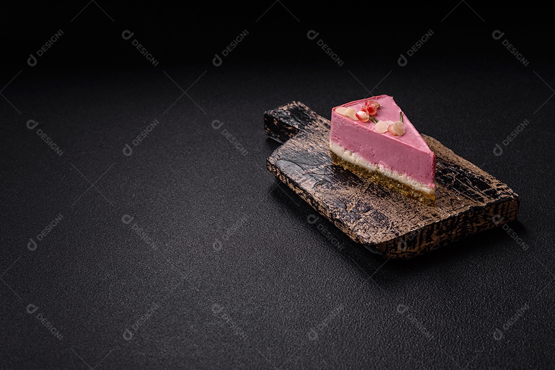 Faita de bolo em uma mesa de concreto