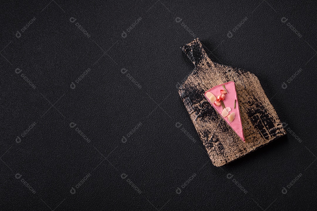 Faita de bolo em uma mesa de concreto