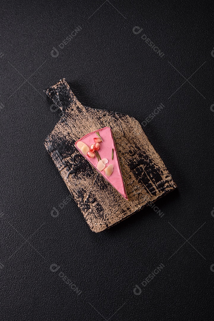 Faita de bolo em uma mesa de concreto