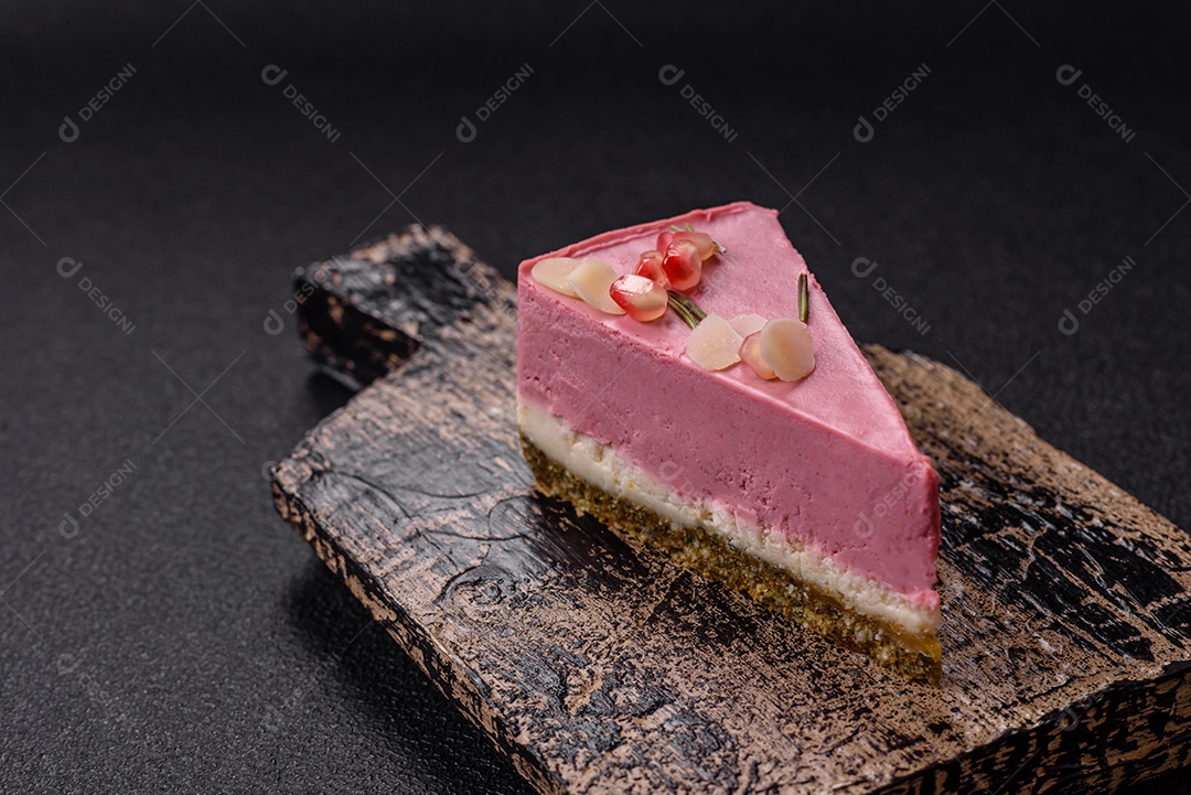 Faita de bolo em uma mesa de concreto